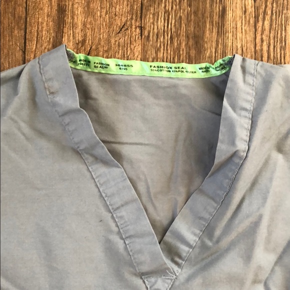 Size XS gray scrub top - Picture 2 of 2